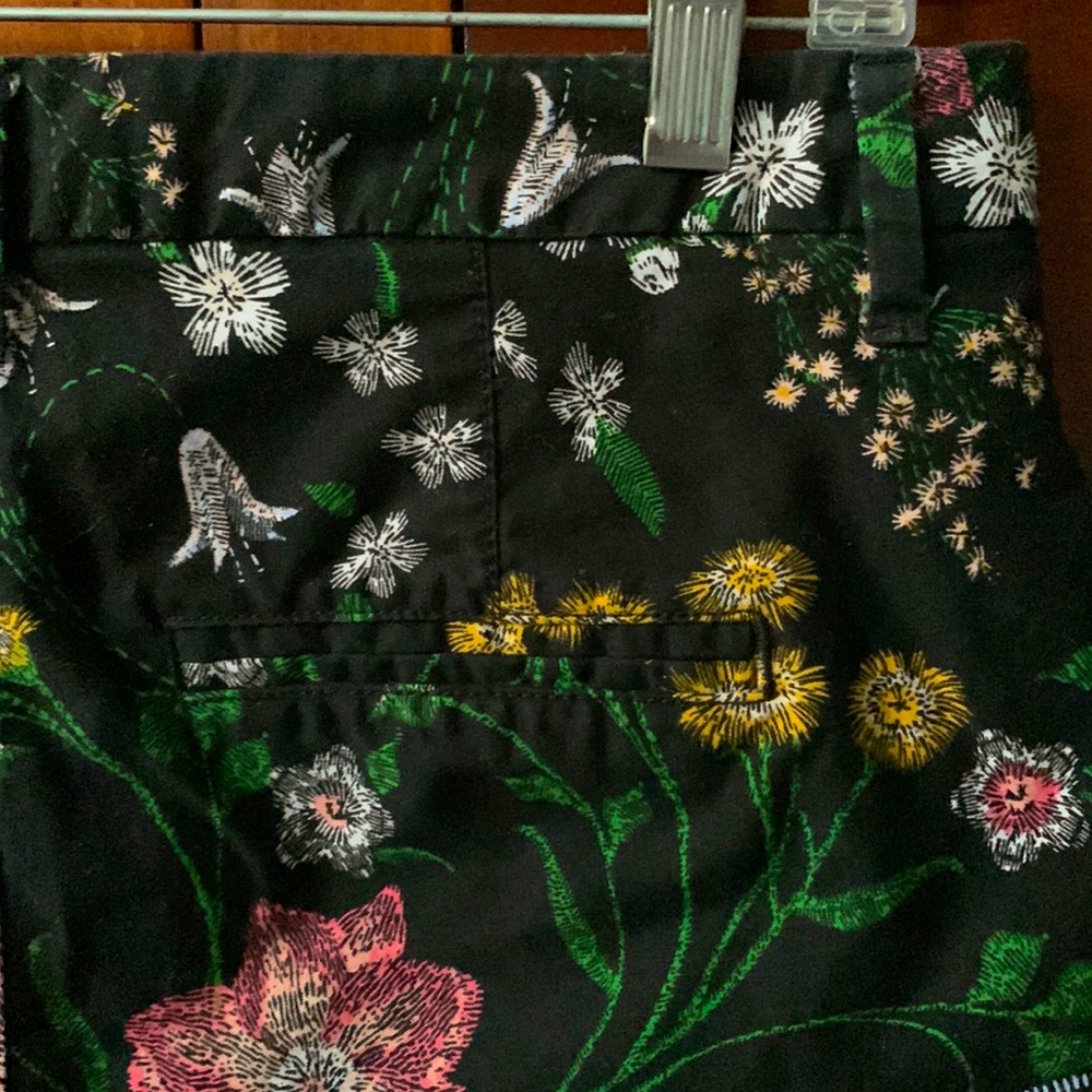 Pretty black floral everyday shorts size 4 - Picture 7 of 9